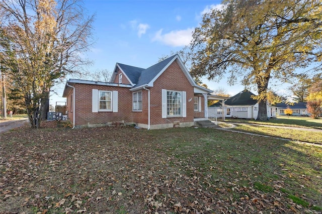 view of front facade featuring a front yard