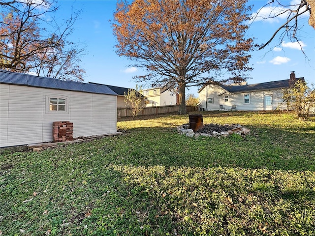 view of yard featuring an outdoor structure