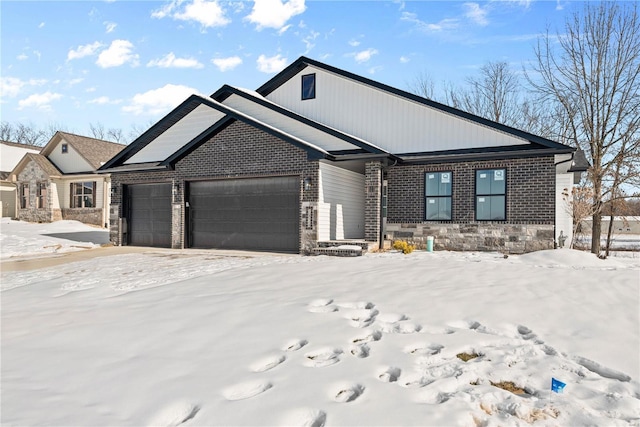 view of front facade featuring a garage