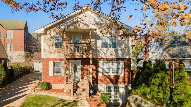 view of front of property featuring a balcony