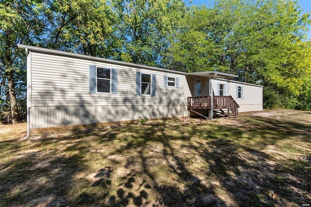 view of front of home with a front lawn