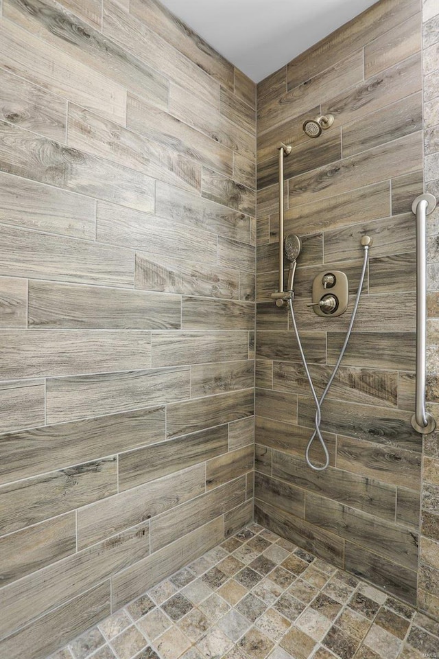 bathroom featuring tiled shower