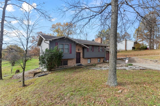 bi-level home featuring a front lawn