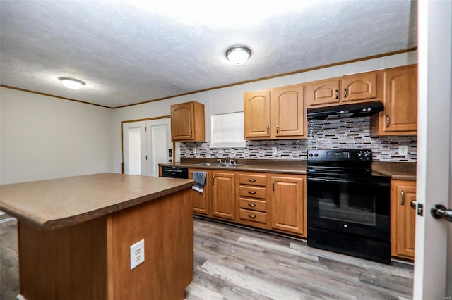 kitchen with sink, black range with electric cooktop, backsplash, crown molding, and light hardwood / wood-style floors