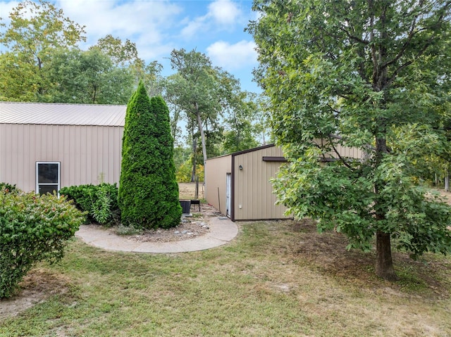 view of yard with an outdoor structure