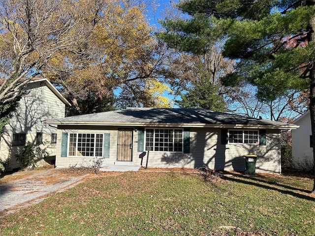 view of front of home with a front lawn