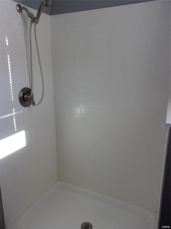 bathroom featuring tiled shower