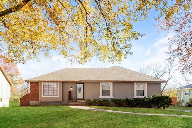 single story home with a front lawn