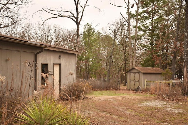 view of yard featuring a storage unit