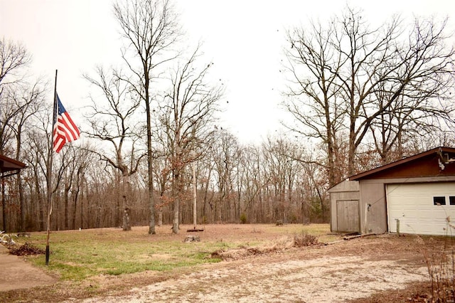 view of yard featuring an outbuilding and a garage