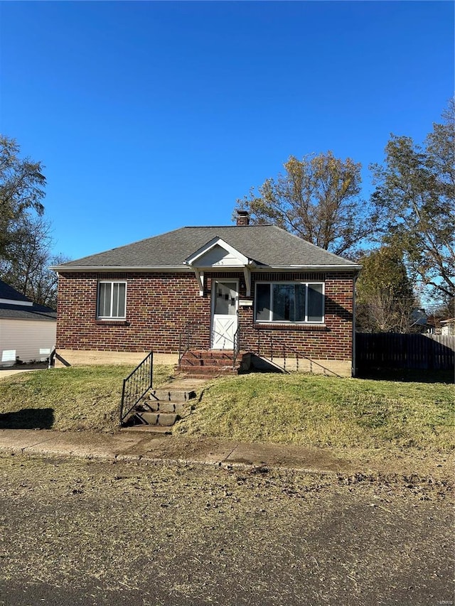 single story home with a front lawn