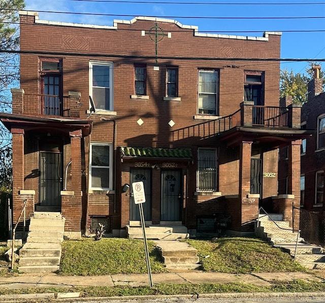 view of front of property featuring a balcony