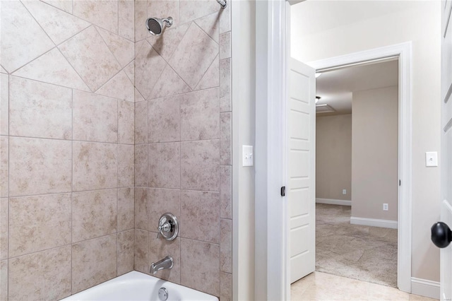 bathroom with tiled shower / bath combo