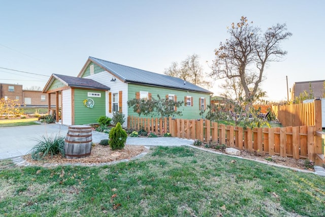 view of front of property featuring a front yard