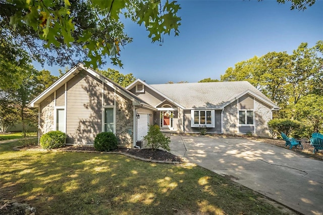 view of front of home featuring a front yard and a garage