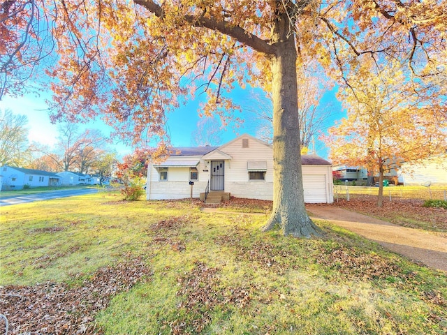 single story home with a front lawn