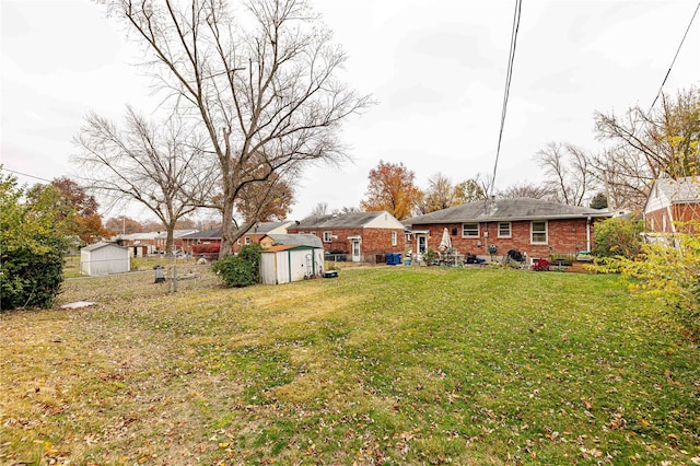 view of yard featuring a shed