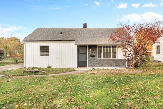 single story home featuring a front yard