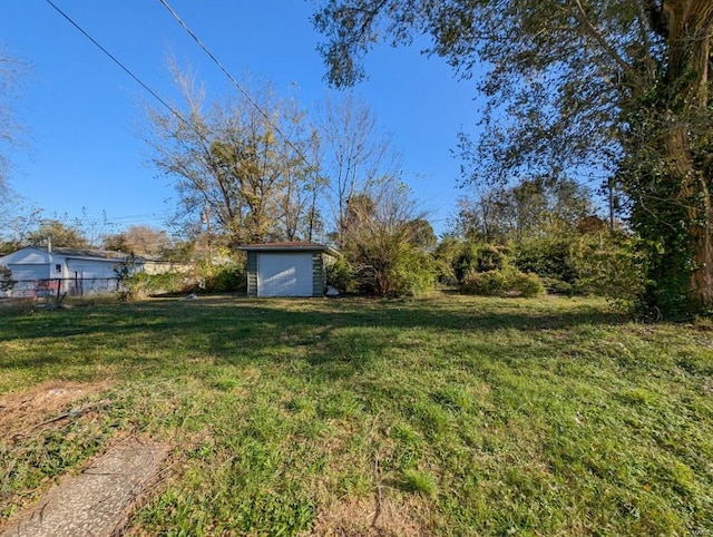 view of yard with a shed