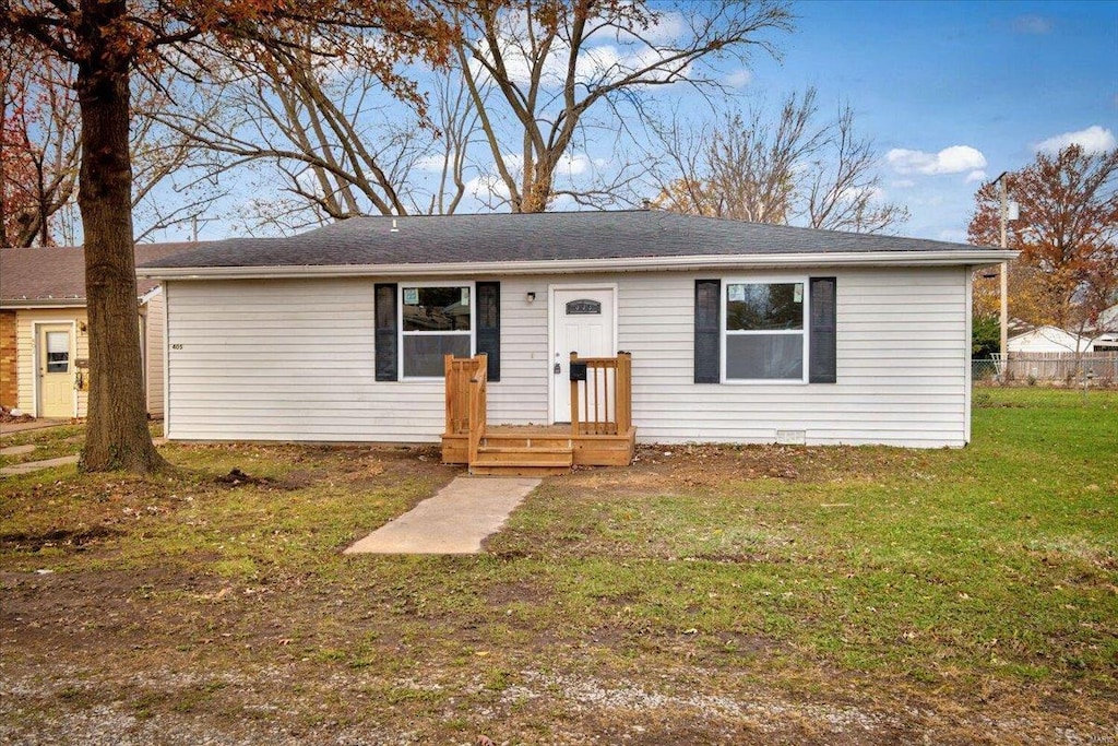 view of front of house featuring a front lawn