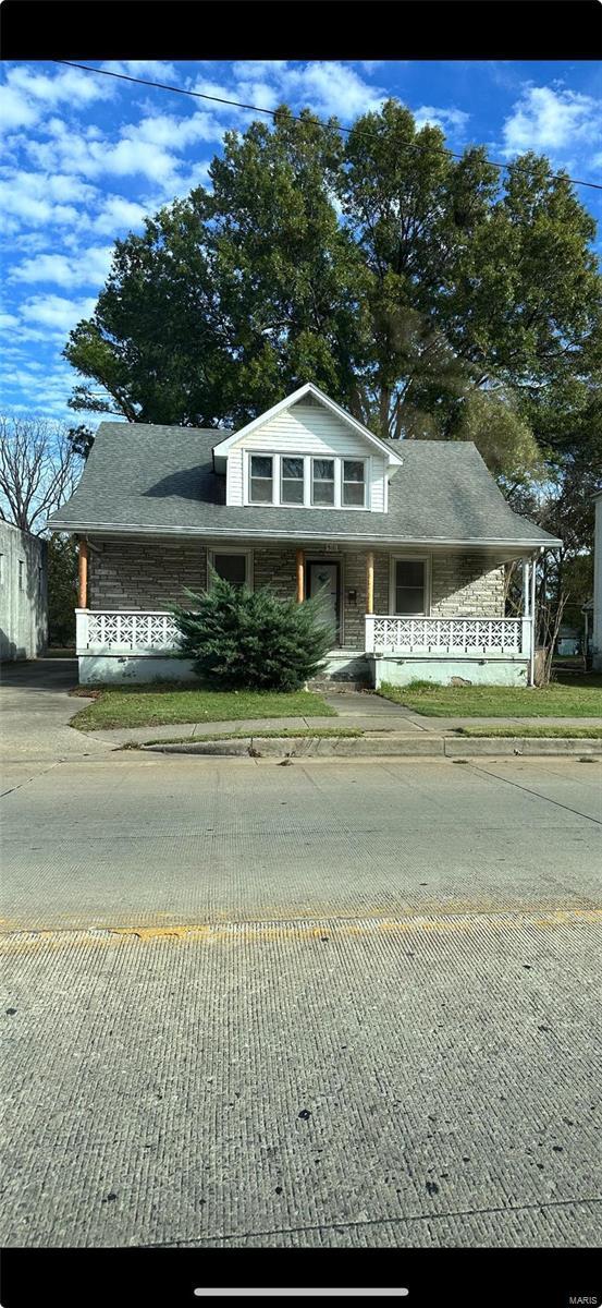 view of front facade featuring driveway