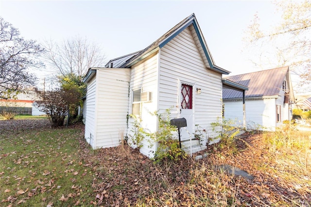 view of side of property featuring a lawn