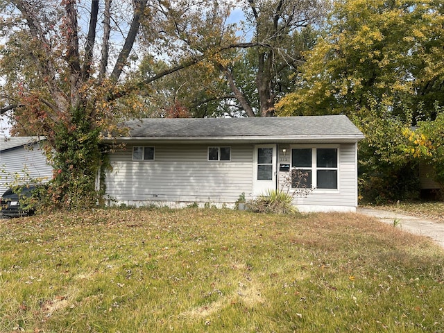 view of front of property featuring a front lawn