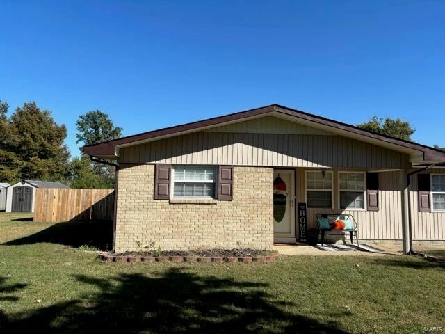 view of front of house featuring a front yard