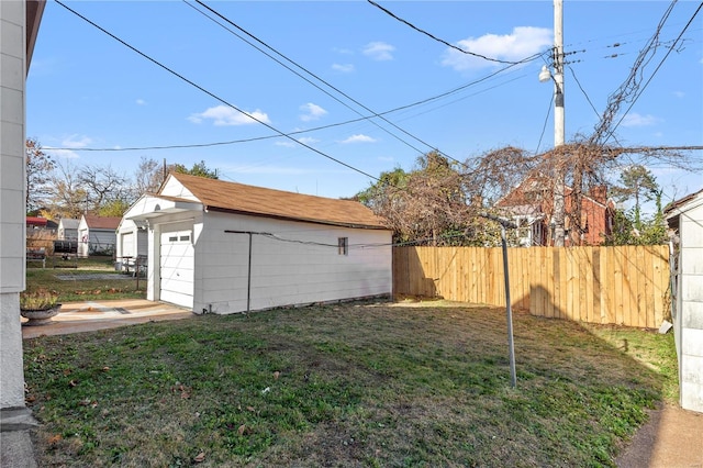 view of yard with an outdoor structure