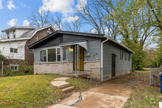 view of front facade with a front yard