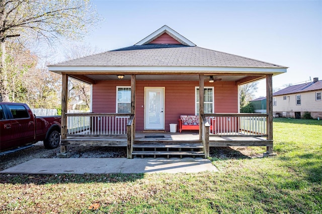 view of front of property featuring ceiling fan, covered porch, and a front yard