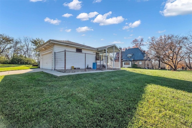 view of front of house featuring a garage and a front yard