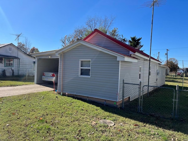 view of side of home featuring a carport and a lawn