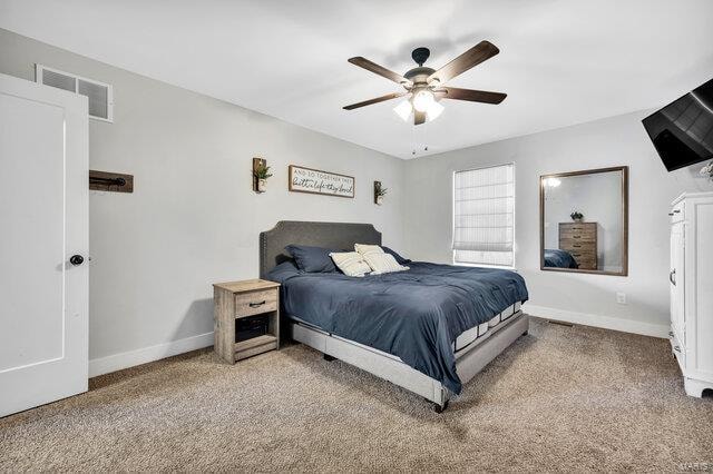 carpeted bedroom featuring ceiling fan