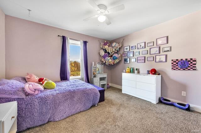 carpeted bedroom featuring ceiling fan