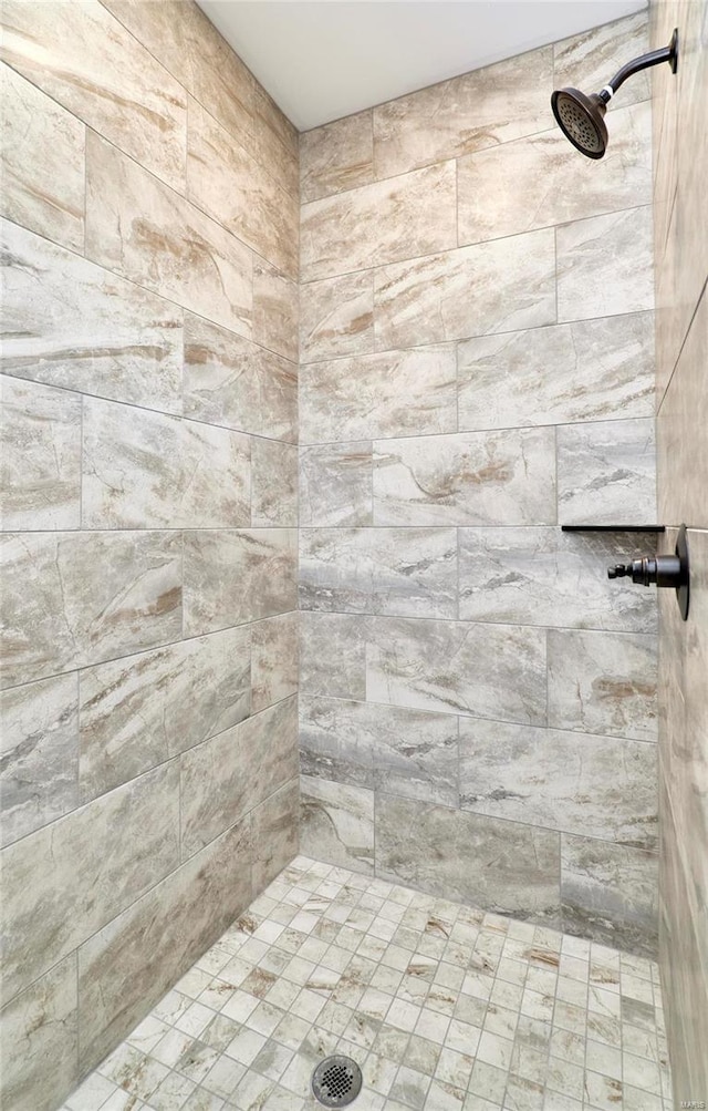 bathroom featuring tiled shower