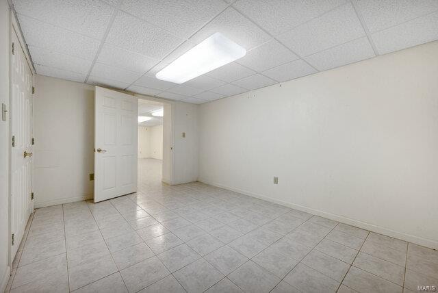 empty room featuring a drop ceiling