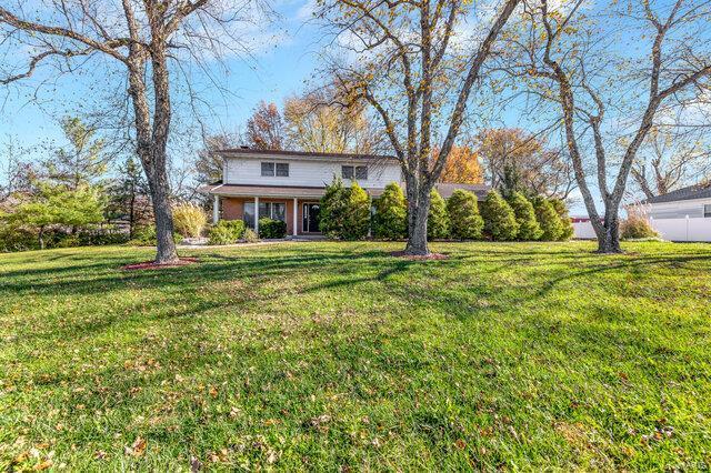 view of front of home featuring a front lawn