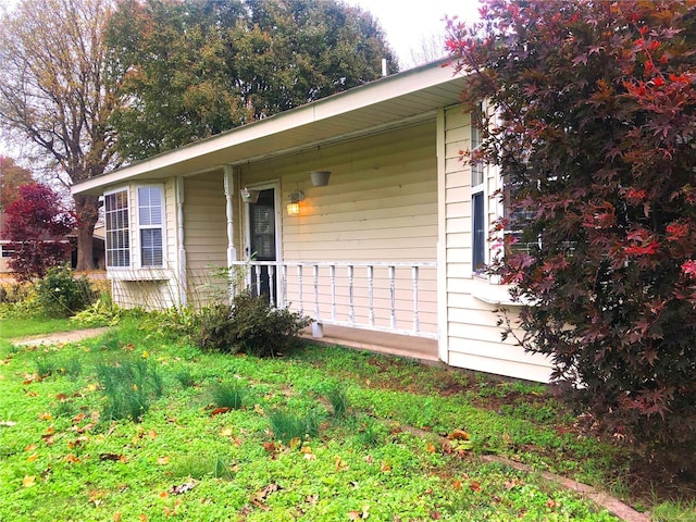 entrance to property featuring a porch