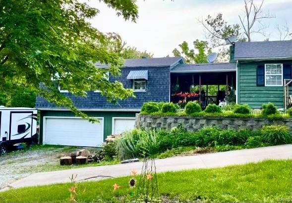 view of front facade with a garage