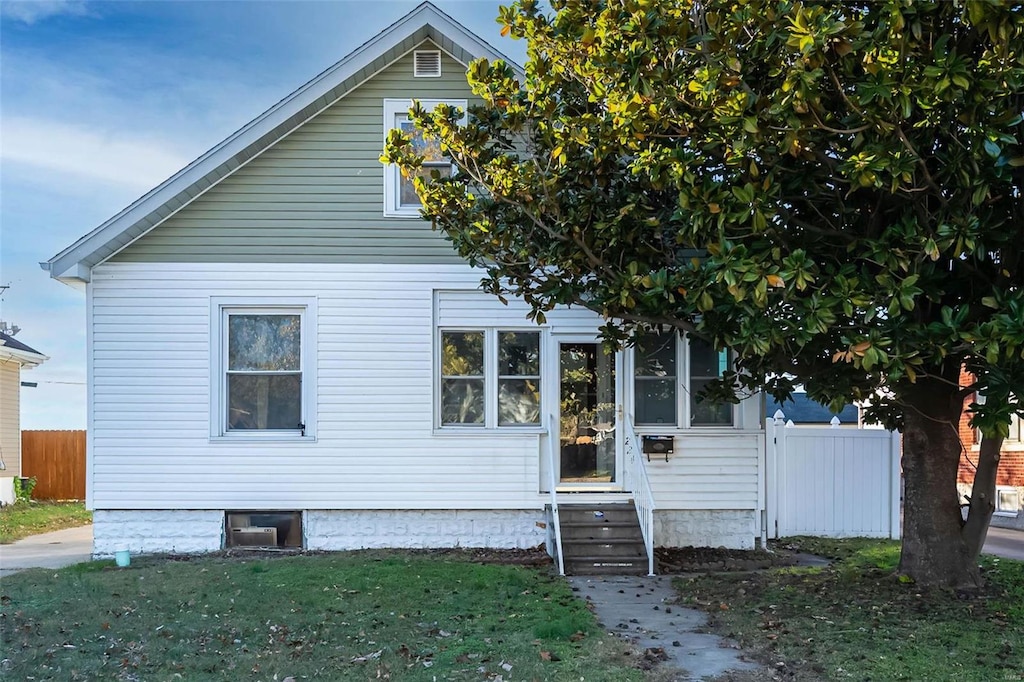 view of front facade with a front yard