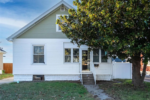 view of front facade with a front yard