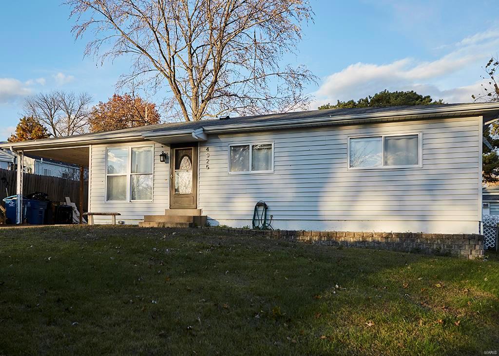 view of front of home featuring a front lawn