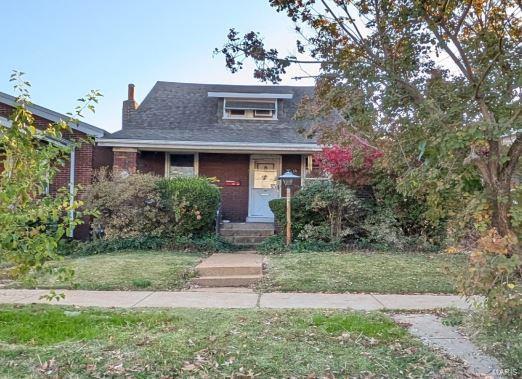 view of front facade with a front yard