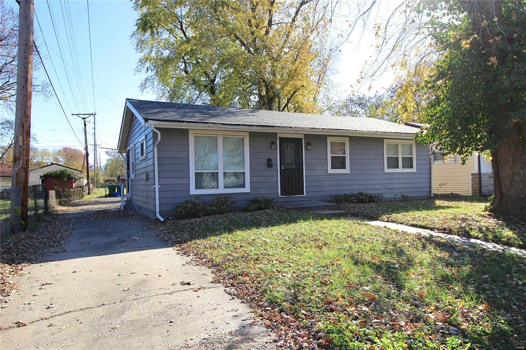 view of front of house featuring a front lawn