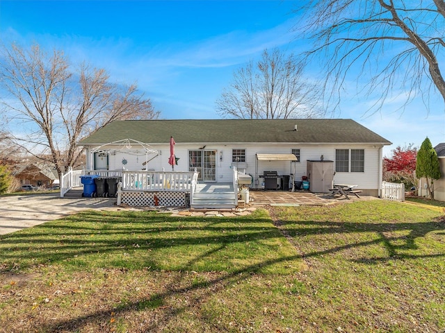 view of front of house featuring a patio area, a front lawn, and a deck