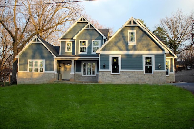 view of front of home featuring a front lawn