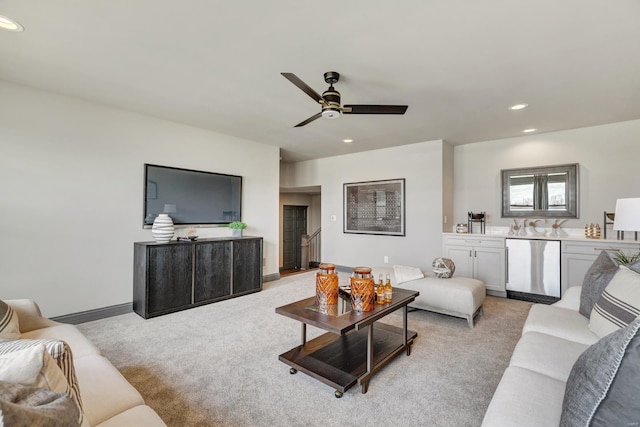 carpeted living room featuring ceiling fan