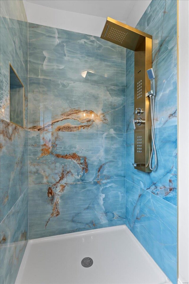 bathroom featuring a tile shower