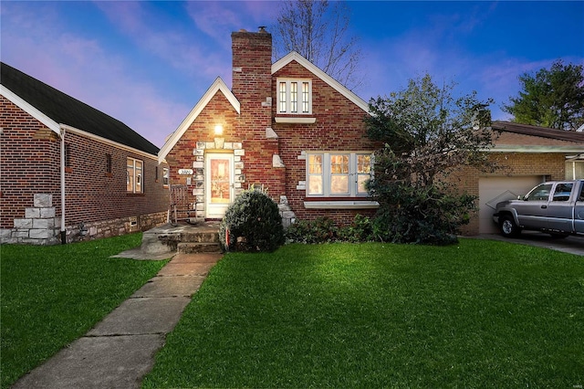 view of front facade featuring a lawn and a garage